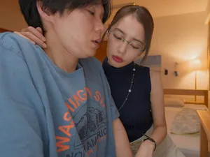 Em vừa cầm buồi vừa nói chuyện điện thoại với chồng