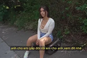 Một bà già đẹp, mặc tất lưới đen, với bộ ngực siêu lớn, quan hệ tình dục với một người bạn trẻ trong khách sạn, và bà ấy không thỏa mãn và thủ dâm bằng đạo cụ