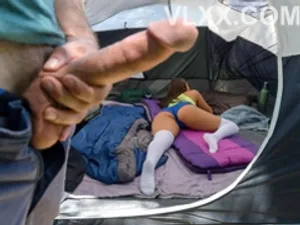 Nhìn người vợ sắp cưới bị nhân viên đấm bóp trả bài ngay bên cạnh